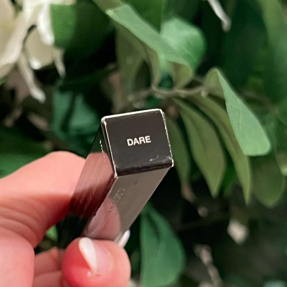 LAURA MERCIER • VELOUR EXTREME MATTE LIPSTICK • DARE